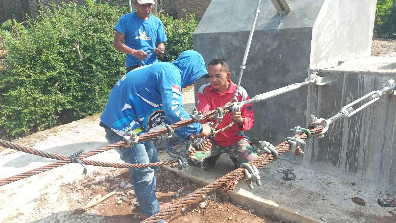 Babinsa Kodim Boyolali Bersama Warga Bangun Jembatan Perintis Garuda. - thewasesanews.com