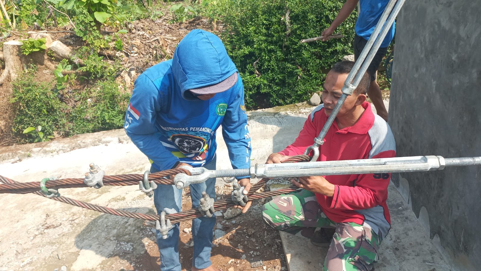 Babinsa Kodim Boyolali Bersama Warga Bangun Jembatan Perintis Garuda. - thewasesanews.com