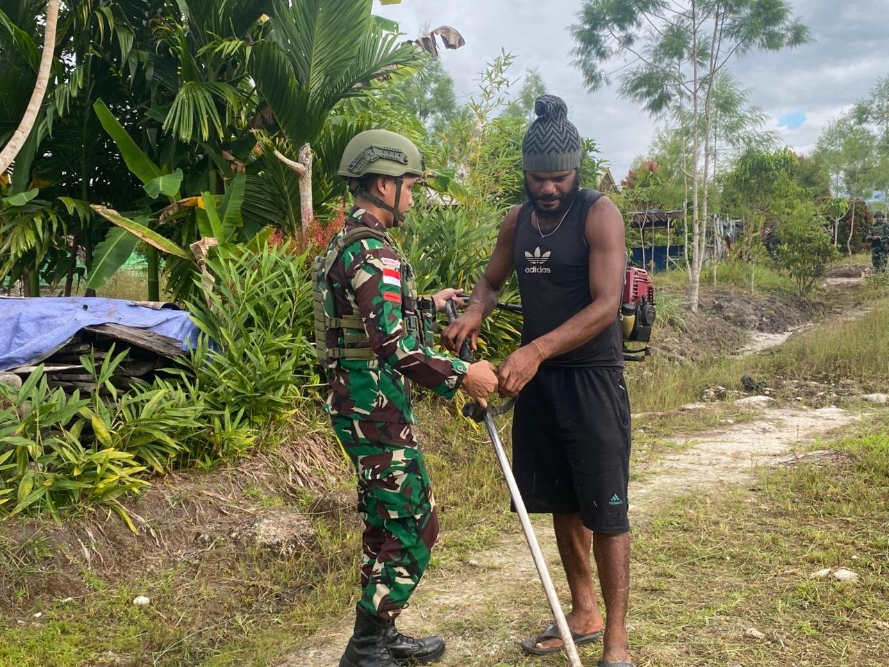 Satgas Yonif 521 DY Bersama Warga Gelar Karya Bakti di Kampung Walkep Yalimo. - thewasesanews.com