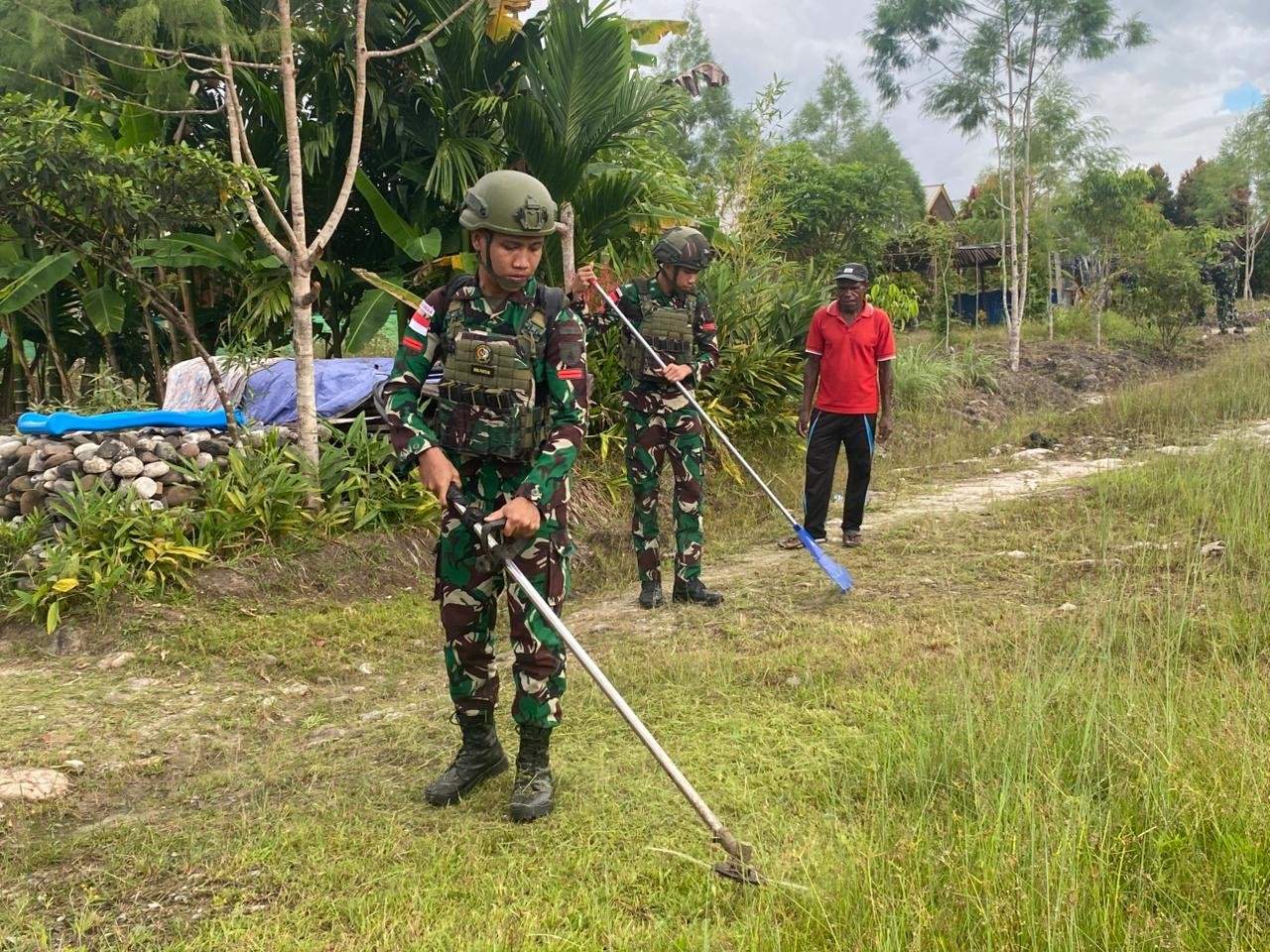 Satgas Yonif 521 DY Bersama Warga Gelar Karya Bakti di Kampung Walkep Yalimo. - thewasesanews.com