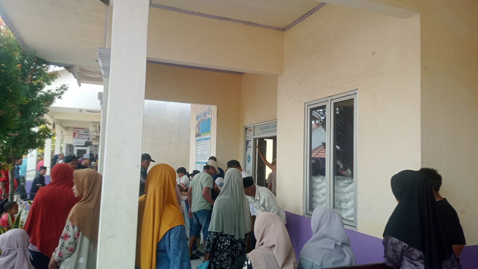 Desa Sangiang Salurkan Bantuan Pangan Bulog ke 1.868 Keluarga Penerima Manfaat. - thewasesanews.com