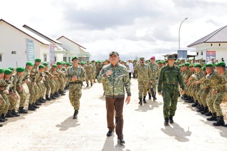 Menhan Sjafrie Sjamsoeddin Tinjau Yonif TP 808 MM Perkuat Pertahanan Fakfak. - thewasesanews.com