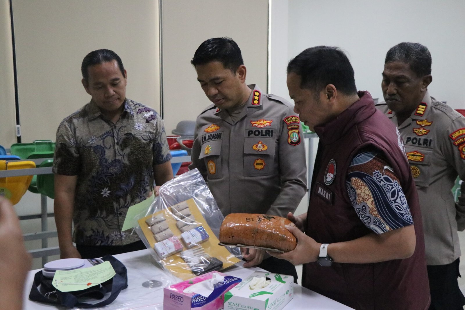 Polres Metro Tangerang Kota Tangkap Pengedar Ganja 1 Kilogram Saat Razia. - thewasesanews.com