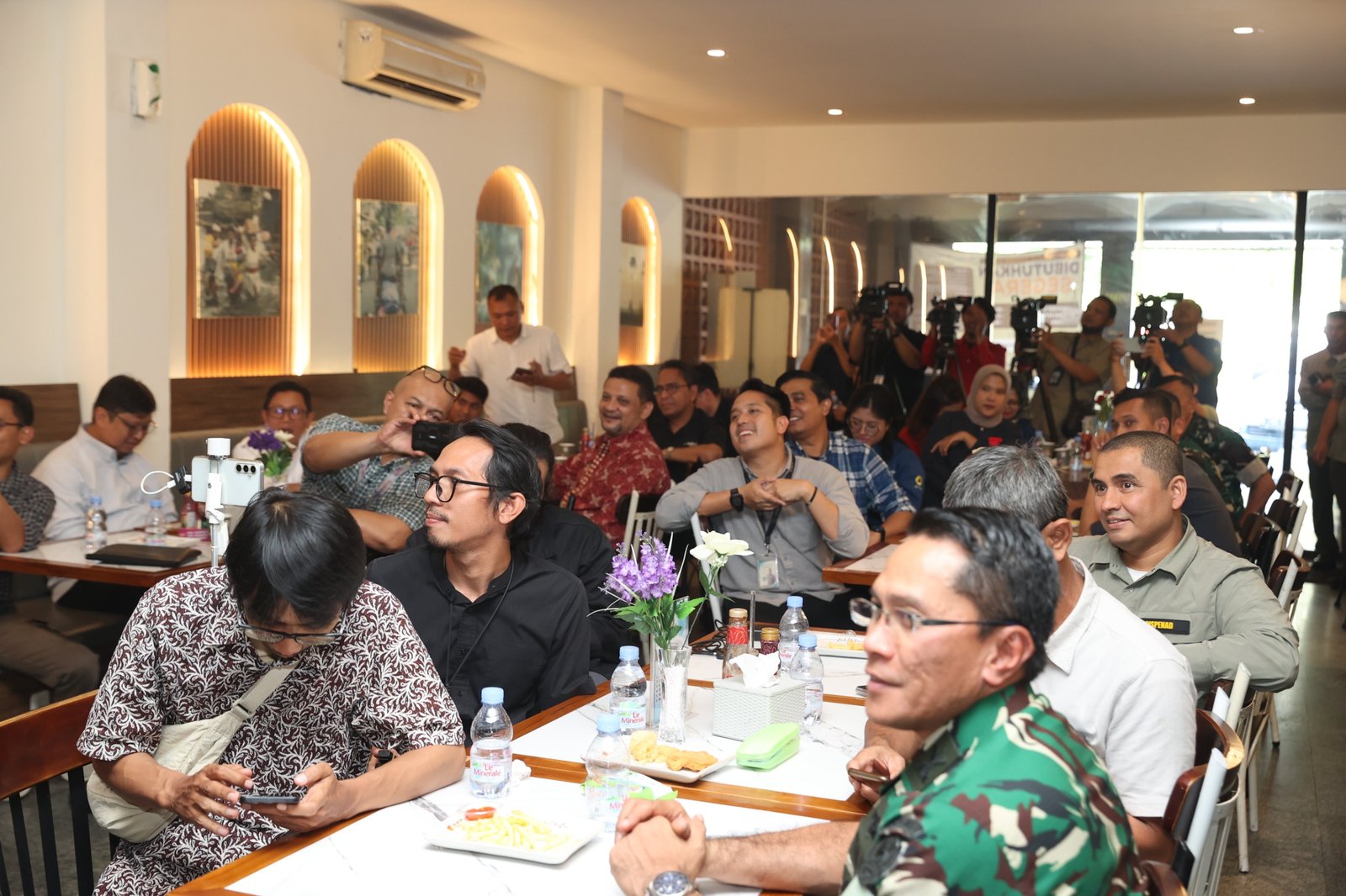 Dispenad Gelar Silaturahmi Bersama Media Massa Perkuat Informasi Publik. - thewasesanews.com