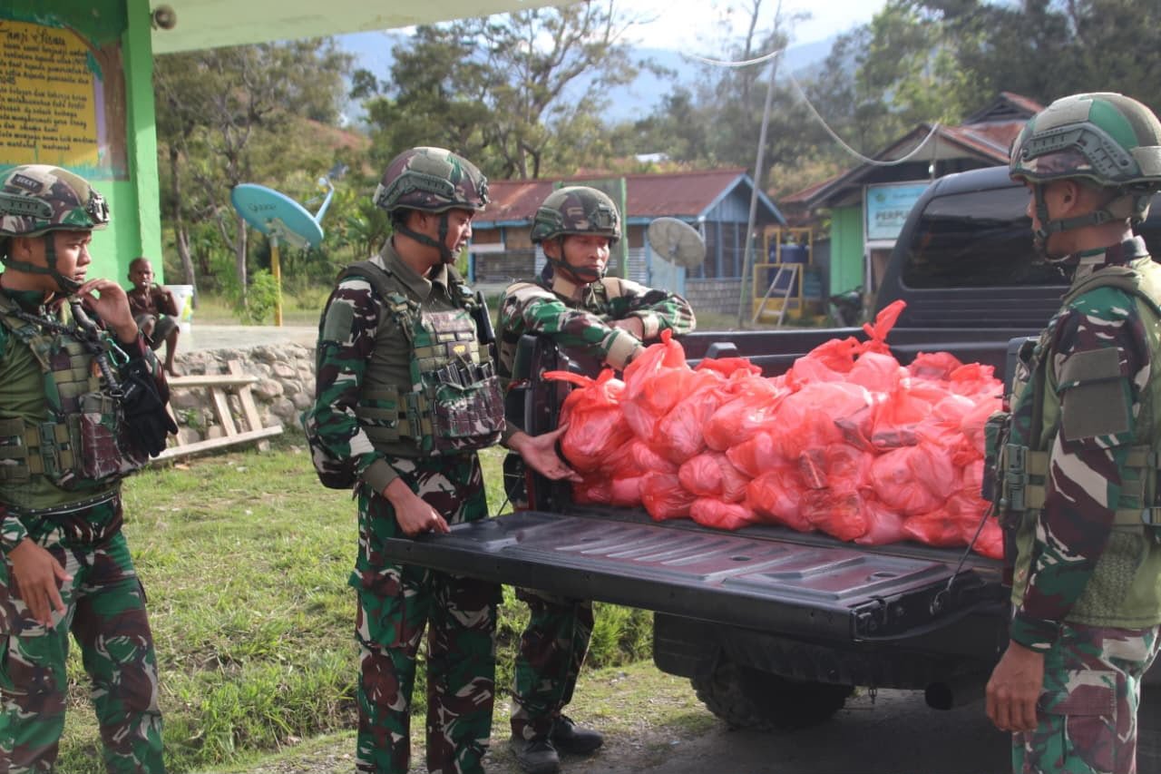 Satgas Yonif 521 DY Bagikan Ratusan Paket Sembako di Distrik Walesi Jayawijaya. - thewasesanews.com