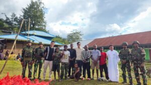 Satgas Yonif 521 DY Bagikan Ratusan Paket Sembako di Distrik Walesi Jayawijaya. - thewasesanews.com