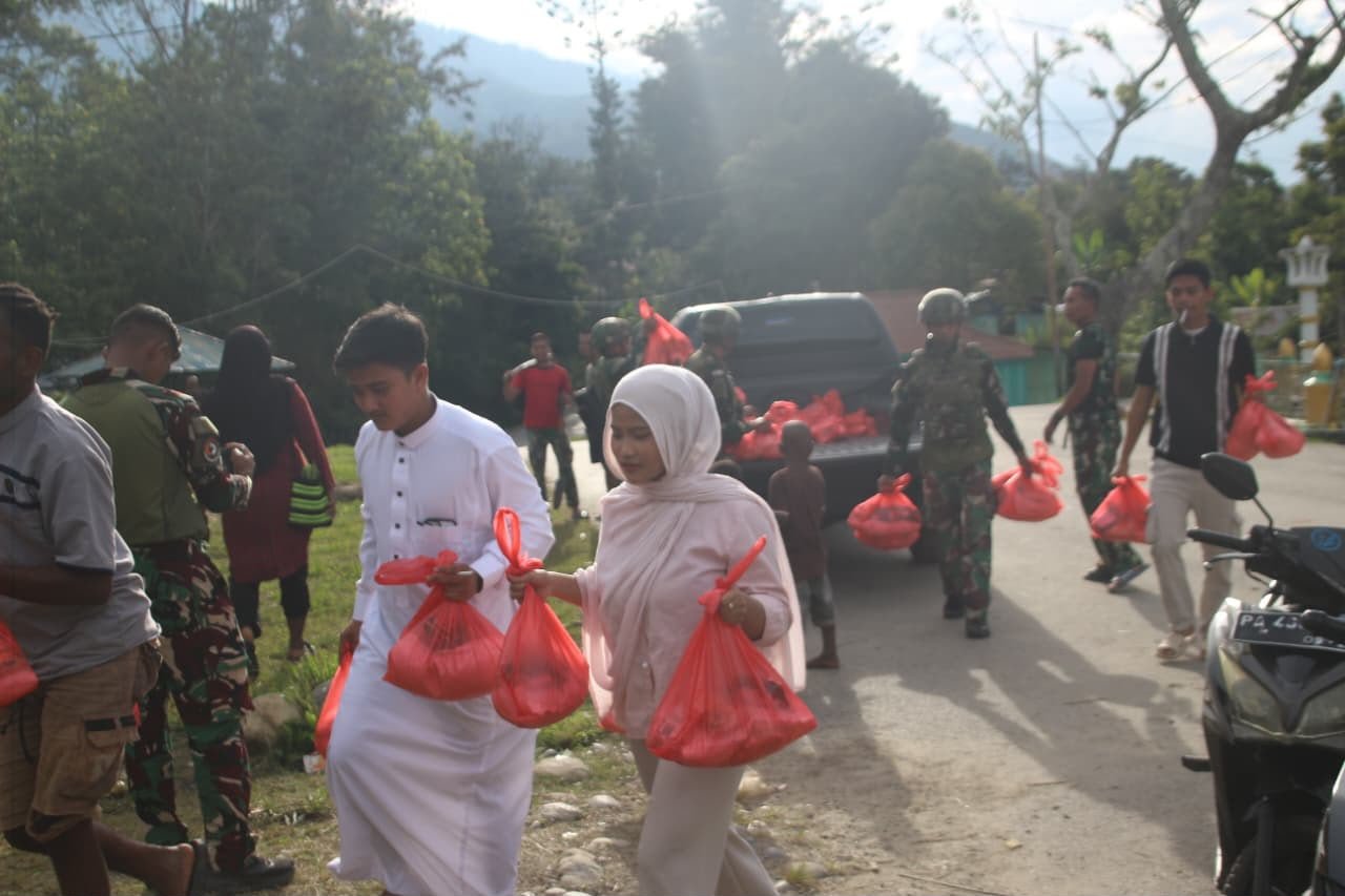 Satgas Yonif 521 DY Bagikan Ratusan Paket Sembako di Distrik Walesi Jayawijaya. - thewasesanews.com