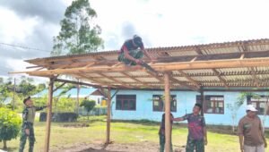 Satgas Yonif 123 Rajawali Bangun Garasi Gereja GPI Eci di Assue Asgon. - thewasesanews.com