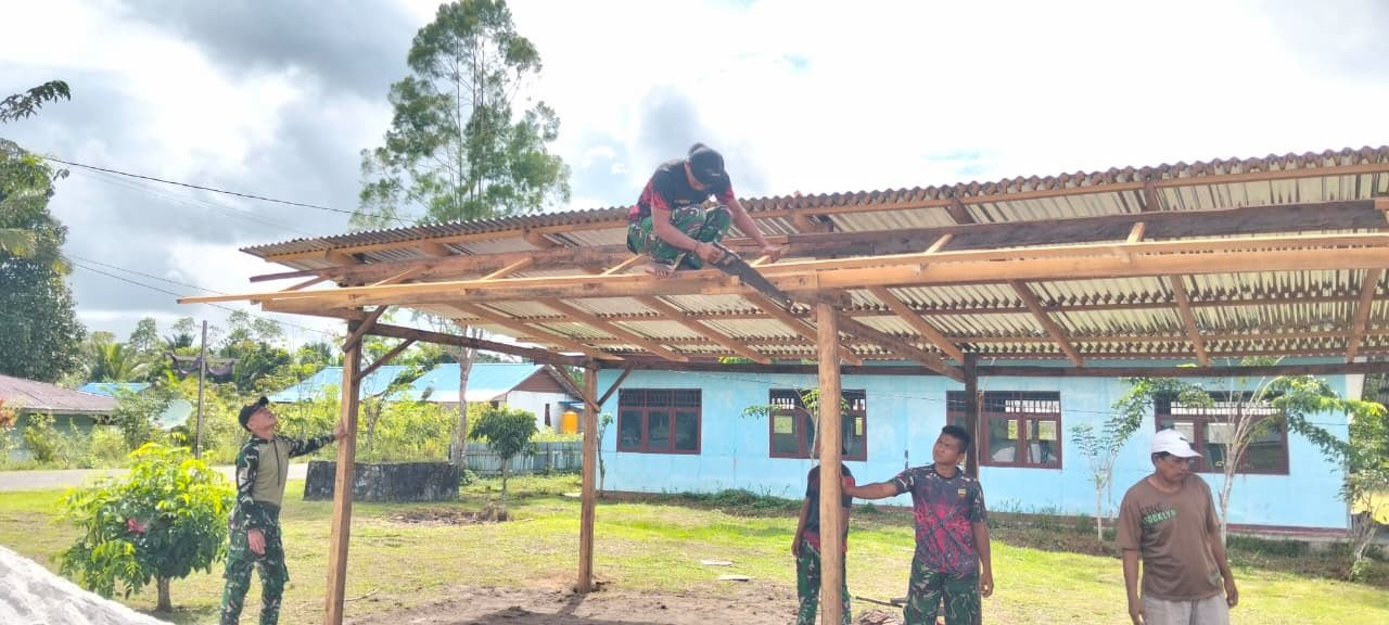 Satgas Yonif 123 Rajawali Bangun Garasi Gereja GPI Eci di Assue Asgon. - thewasesanews.com