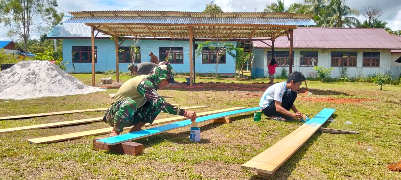 Satgas Yonif 123 Rajawali Bangun Garasi Gereja GPI Eci di Assue Asgon. - thewasesanews.com
