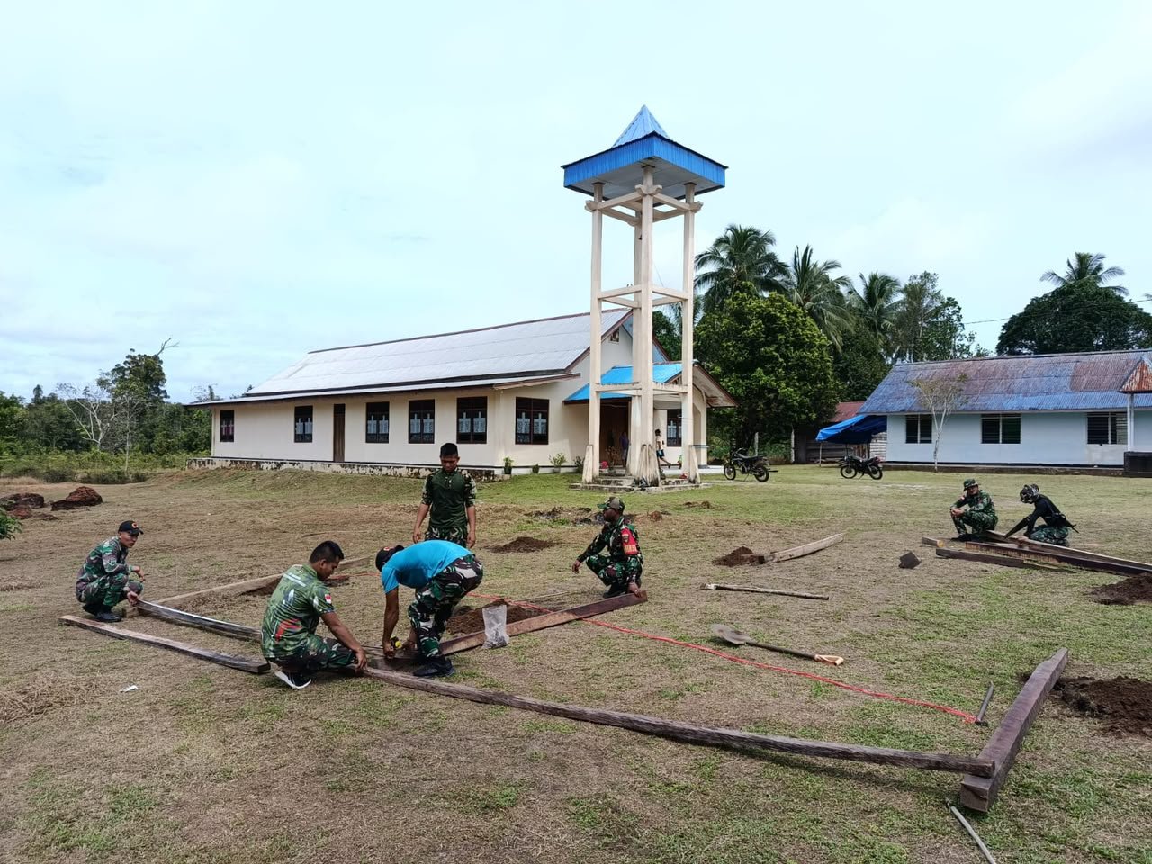 Satgas Yonif 123 Rajawali Bangun Garasi Gereja GPI Eci di Assue Asgon. - thewasesanews.com