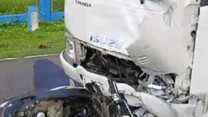 Kecelakaan Maut Motor Tabrak Truk Depan Bandara Emalamo Sanana Dua Korban. - thewasesanews.com
