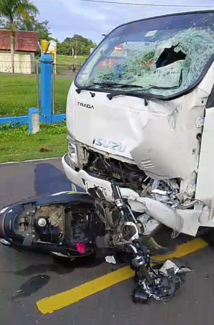 Kecelakaan Maut Motor Tabrak Truk Depan Bandara Emalamo Sanana Dua Korban. - thewasesanews.com