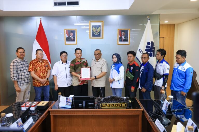 Wamenaker Tegaskan Kerja di Hari Libur Nasional Wajib Bayar Lembur. - thewasesanews.com