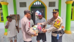 Kapolsek Patani Sambangi Warga Bersihkan Masjid At Taqwa di Halmahera Tengah. - thewasesanews.com