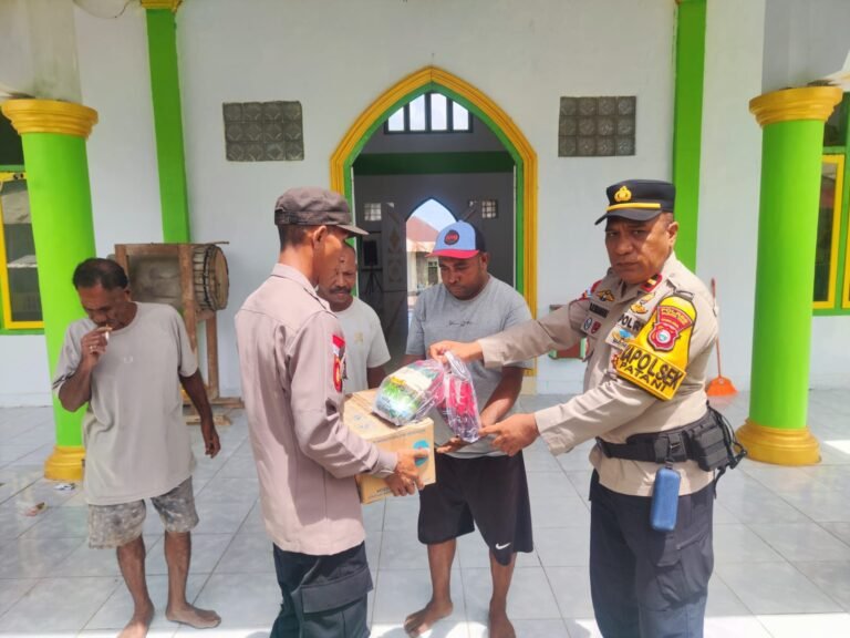 Kapolsek Patani Sambangi Warga Bersihkan Masjid At Taqwa di Halmahera Tengah. - thewasesanews.com