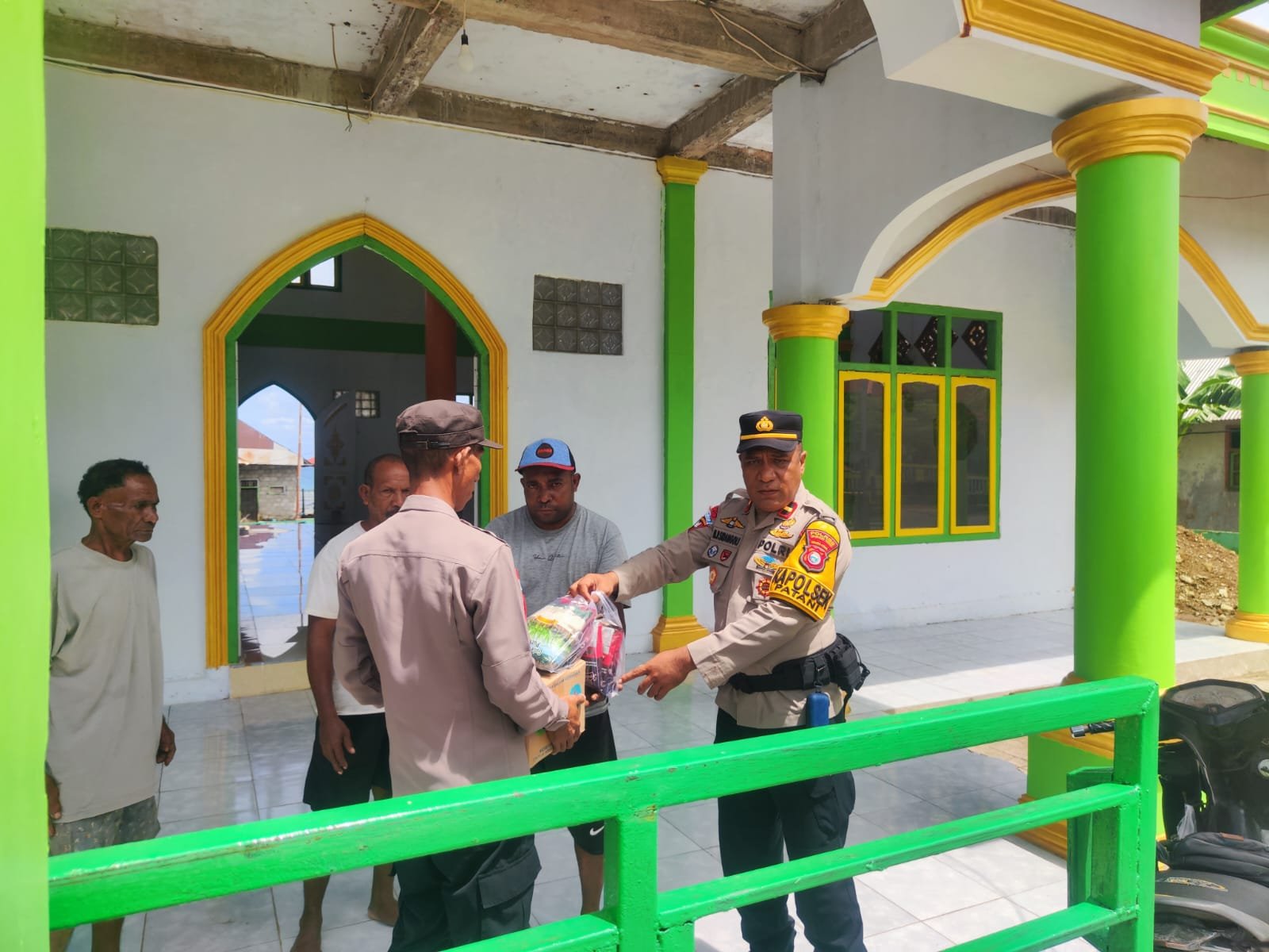Kapolsek Patani Sambangi Warga Bersihkan Masjid At Taqwa di Halmahera Tengah. - thewasesanews.com