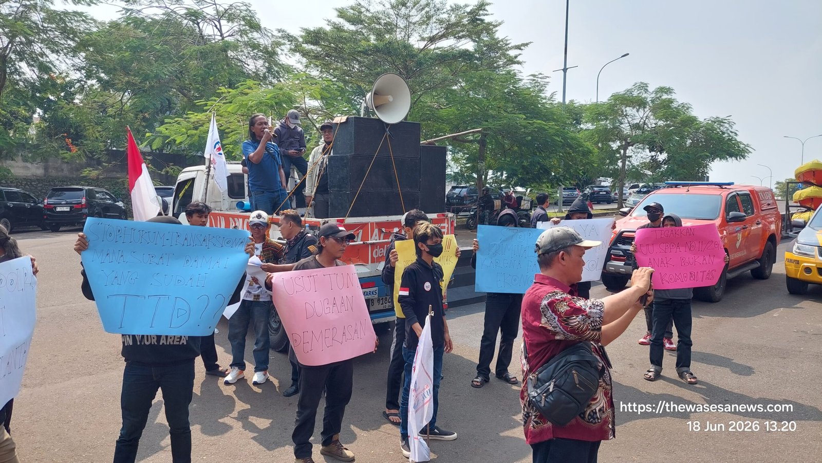 Massa Geruduk Polres Tangsel Terkait Dugaan Kriminalisasi Korban Lakalantas. - thewasesanews.com