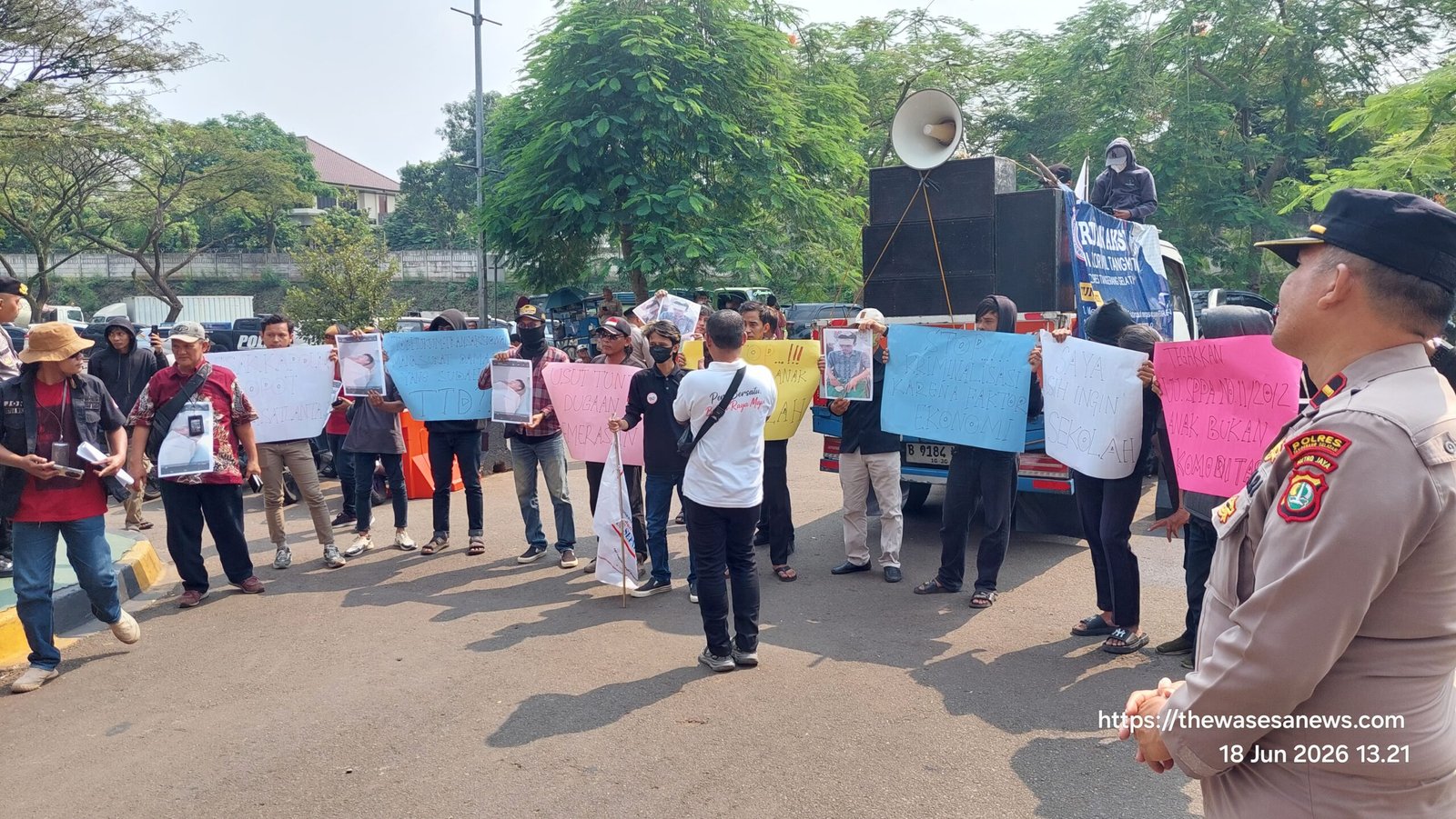 Massa Geruduk Polres Tangsel Terkait Dugaan Kriminalisasi Korban Lakalantas. - thewasesanews.com