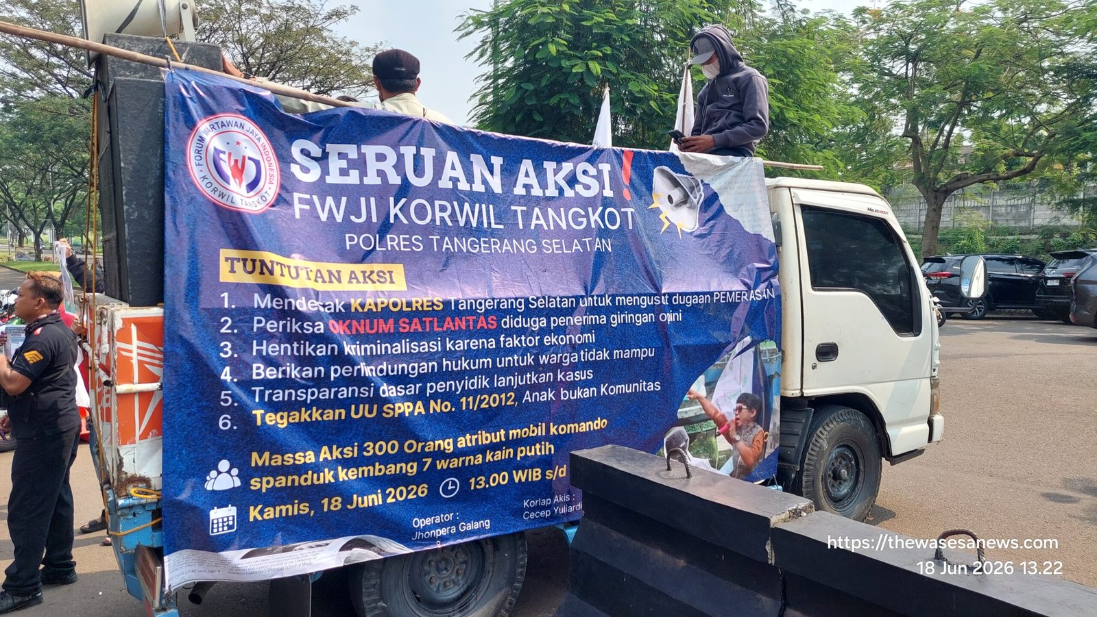 Massa Geruduk Polres Tangsel Terkait Dugaan Kriminalisasi Korban Lakalantas. - thewasesanews.com