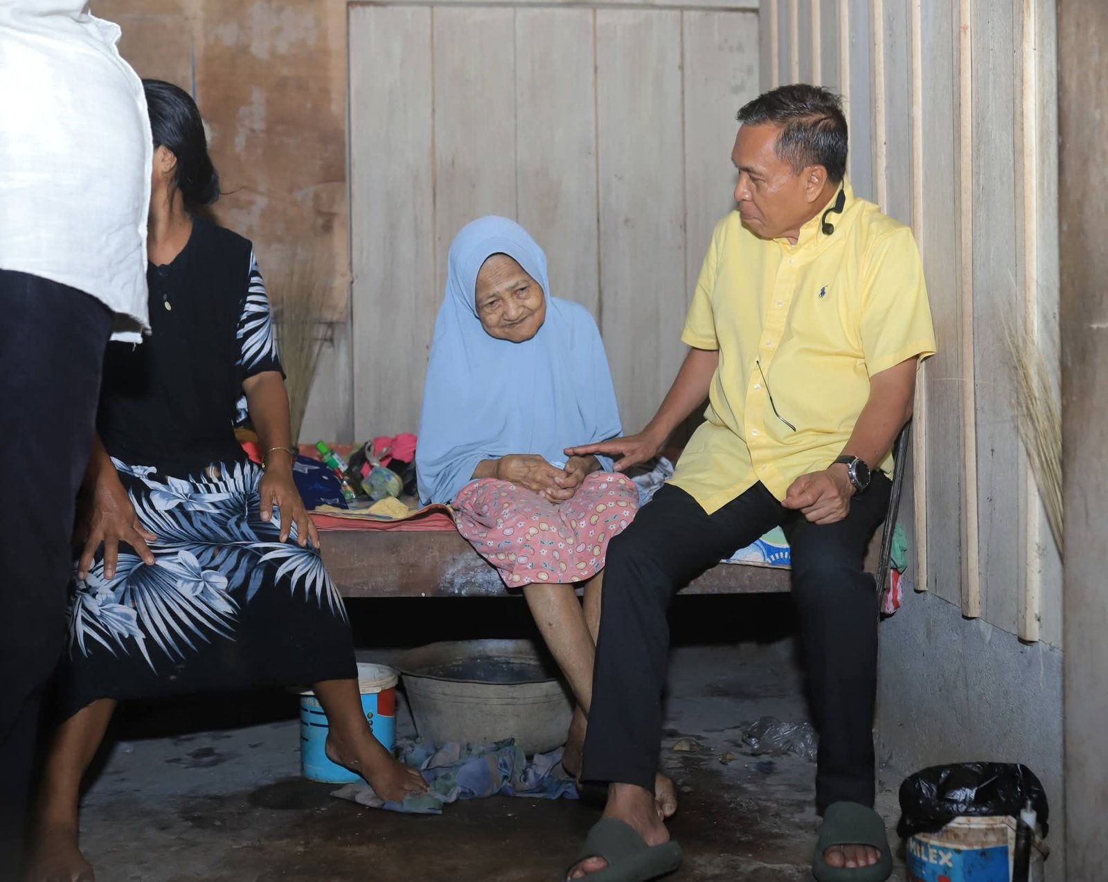 Bupati Ikram Malan Sangadji Kunjungi Lansia Kurang Mampu di Patani Barat. - thewasessnews.com