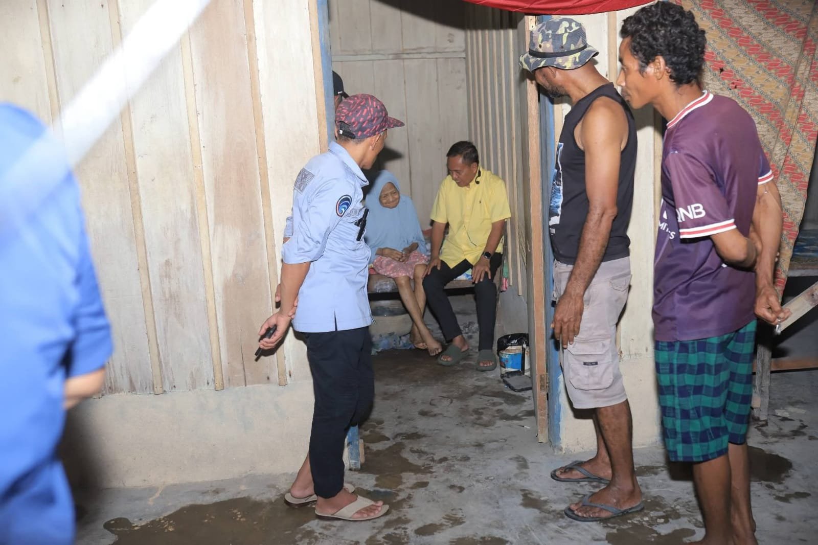 Bupati Ikram Malan Sangadji Kunjungi Lansia Kurang Mampu di Patani Barat. - thewasesanews.com