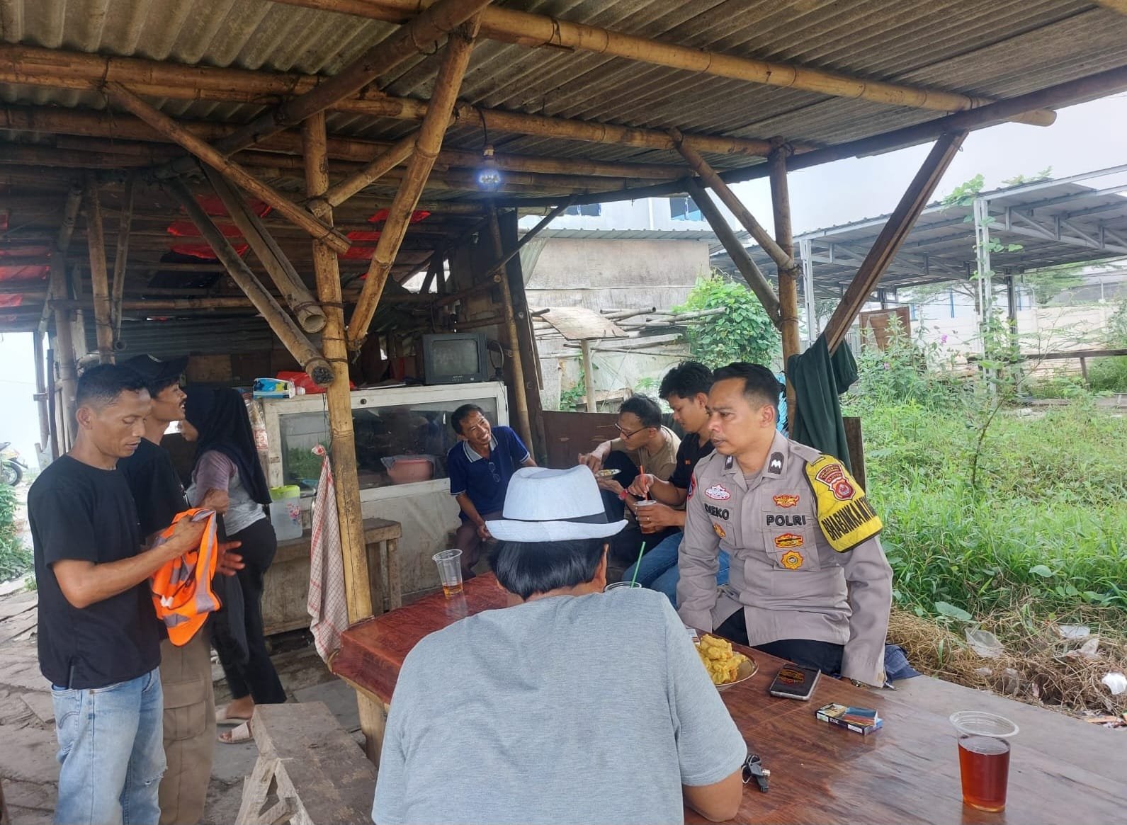 Warbin Pasir Gadung Bhabinkamtibmas dan Babinsa Perkuat Kemitraan Warga. - thewasesanews.com