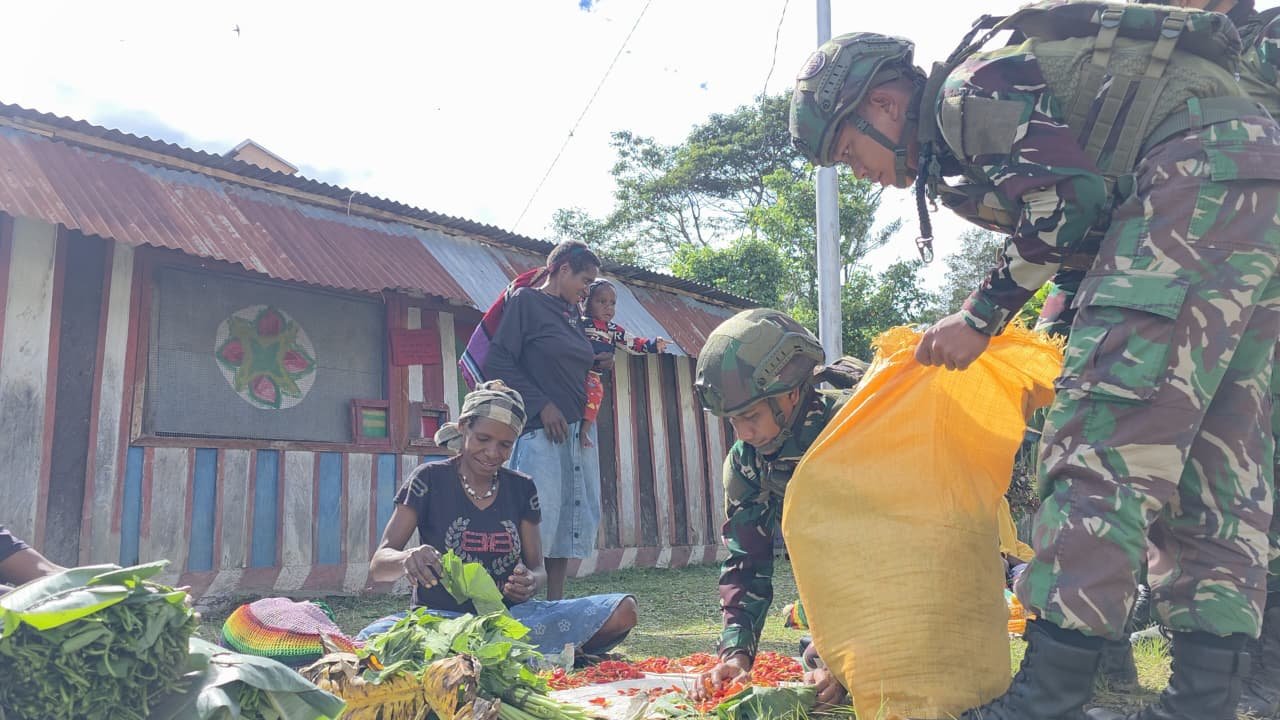 Satgas Yonif 521 DY Borong Hasil Tani Mama Papua di Mamberamo Tengah. - thewasesanews.com