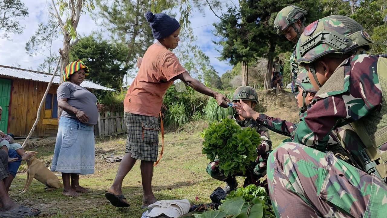 Satgas Yonif 521 DY Borong Hasil Tani Mama Papua di Mamberamo Tengah. - thewasesanews.com