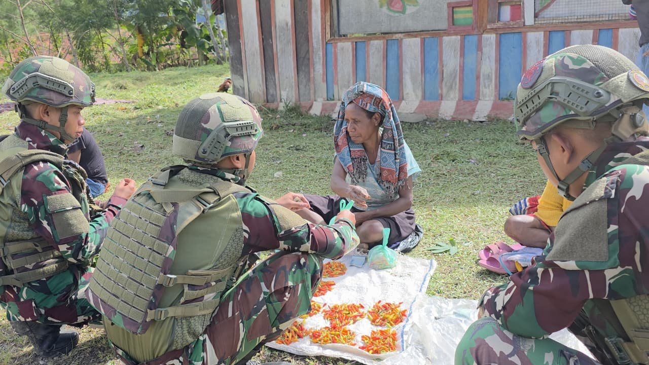 Satgas Yonif 521 DY Borong Hasil Tani Mama Papua di Mamberamo Tengah. - thewasesanews.com