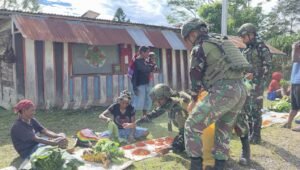 Satgas Yonif 521 DY Borong Hasil Tani Mama Papua di Mamberamo Tengah. - thewasesanews.com
