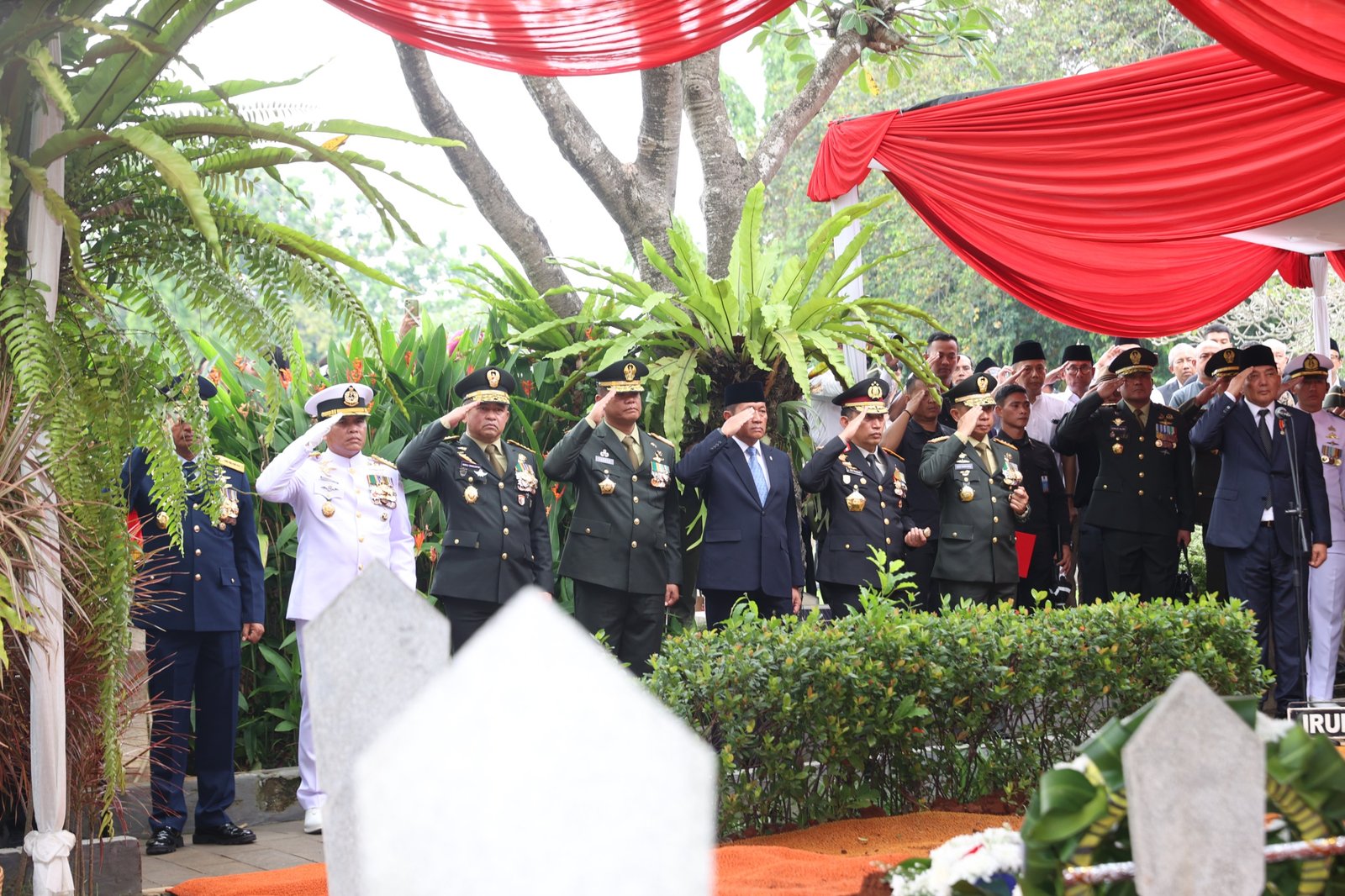 Kasad Maruli Simanjuntak Hadiri Pemakaman Jenderal Ryamizard Ryacudu. - thewasesanews.com