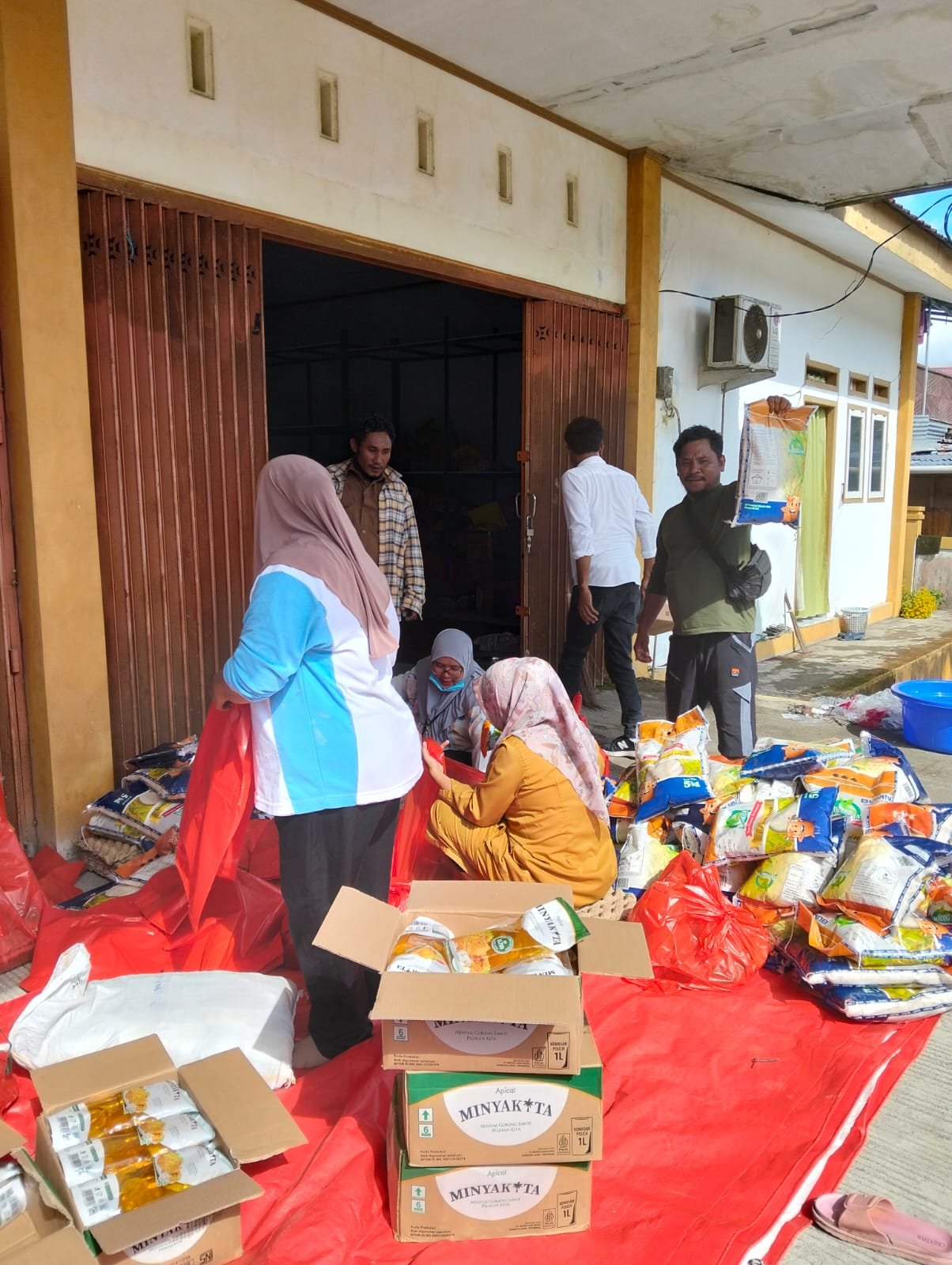 Gubernur Malut dan Bupati Halteng Salurkan 1000 Paket Sembako Gratis. - thewasesanews.com