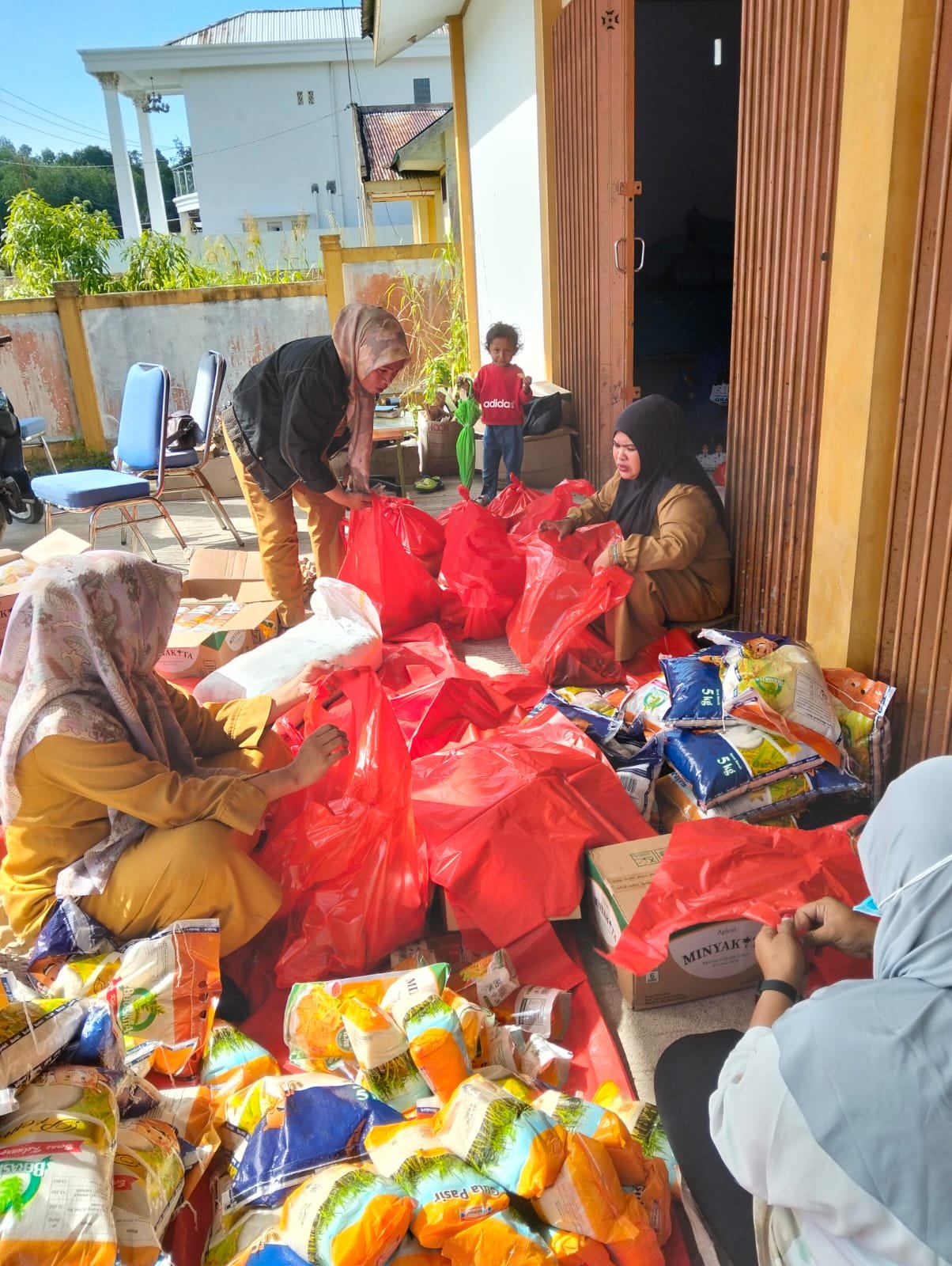 Gubernur Malut dan Bupati Halteng Salurkan 1000 Paket Sembako Gratis. - thewasesanews.com