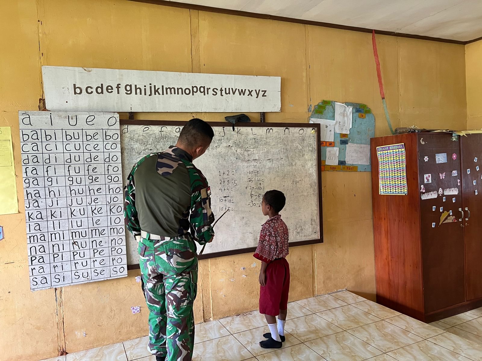 Satgas Yonif 123 Rajawali Jadi Guru Bantu di SD YPPK Mappi Papua. - thewasesanews.com