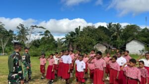Satgas Yonif 123 Rajawali Jadi Guru Bantu di SD YPPK Mappi Papua. - thewasesanews.com