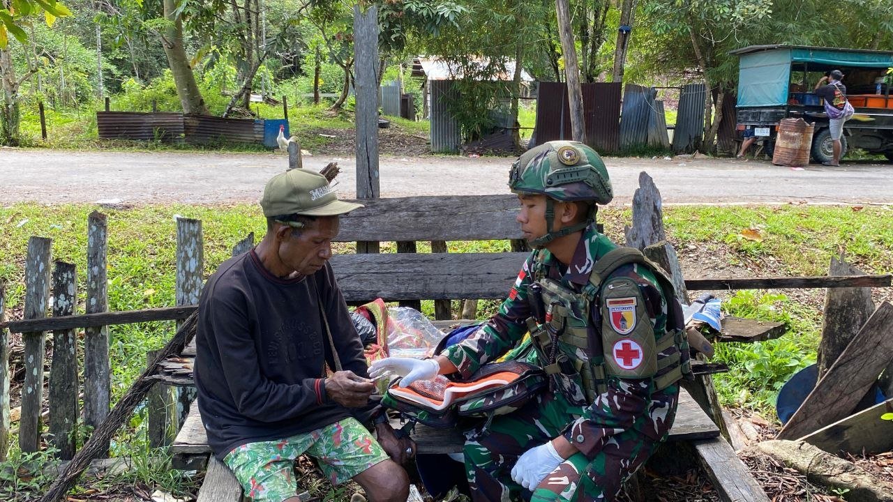 Satgas Yonif 521 DY Gelar Pelayanan Kesehatan Gratis Keliling di Papua. - thewasesanews.com