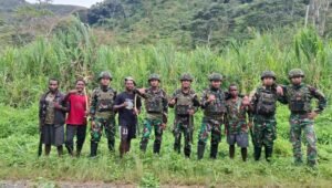 Satgas Yonif 521 DY Gelar Karya Bhakti Bersama Warga Kurima Papua. - thewasesanews.com