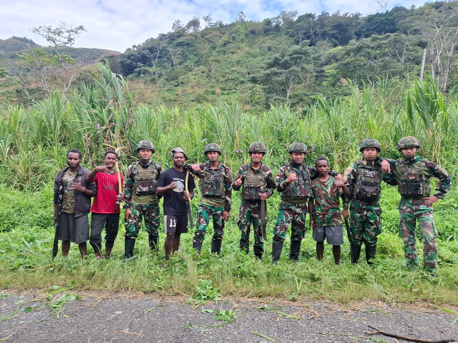 Satgas Yonif 521 DY Gelar Karya Bhakti Bersama Warga Kurima Papua. - thewasesanews.com