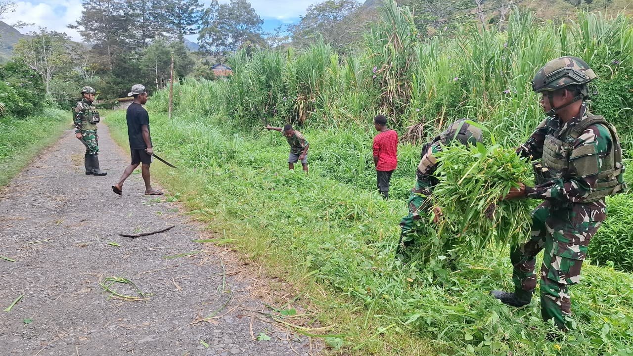 Satgas Yonif 521 DY Gelar Karya Bhakti Bersama Warga Kurima Papua. - thewasesanews.com