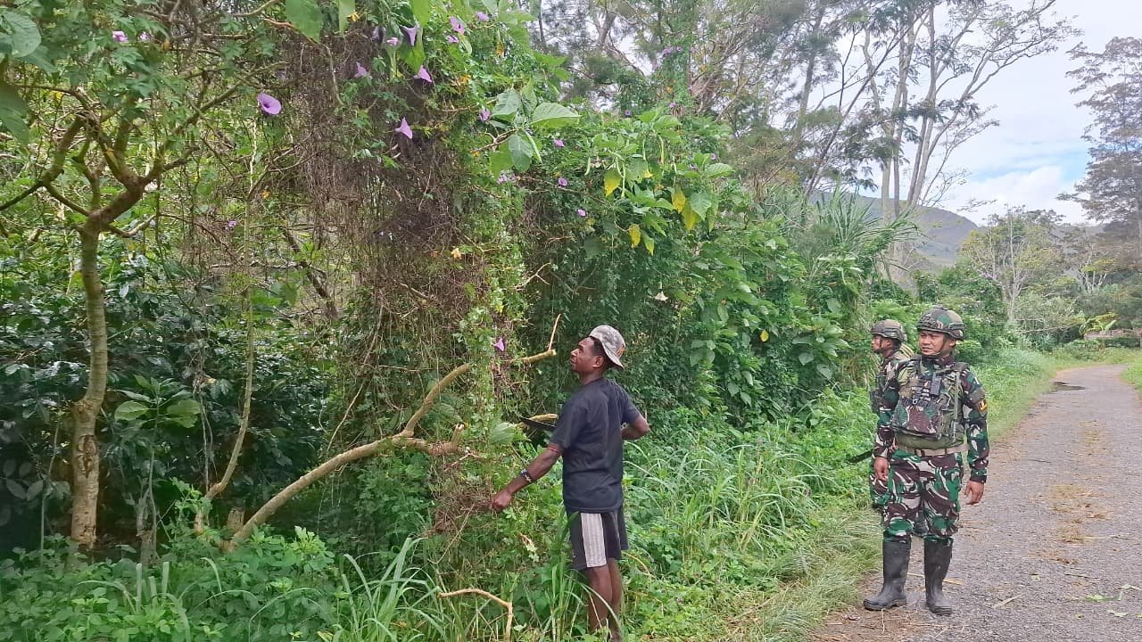 Satgas Yonif 521 DY Gelar Karya Bhakti Bersama Warga Kurima Papua. - thewasesanews.com