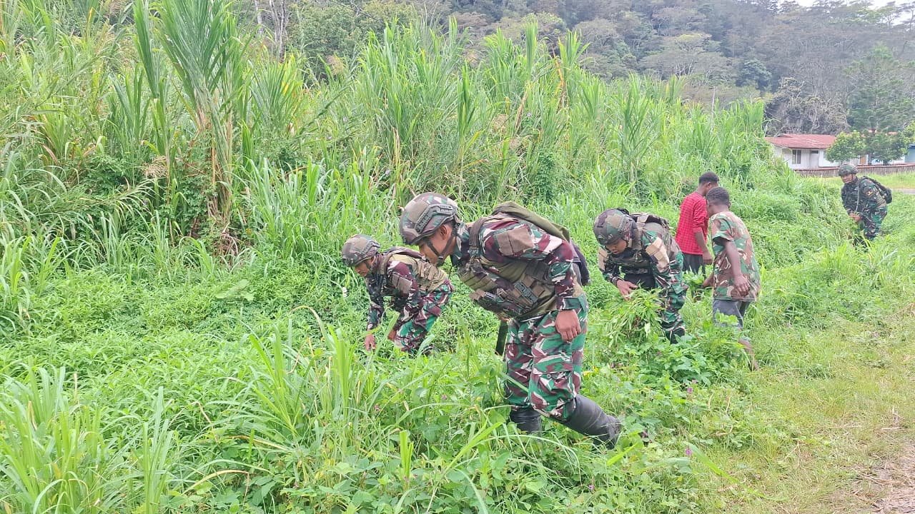 Satgas Yonif 521 DY Gelar Karya Bhakti Bersama Warga Kurima Papua. - thewasesanews.com
