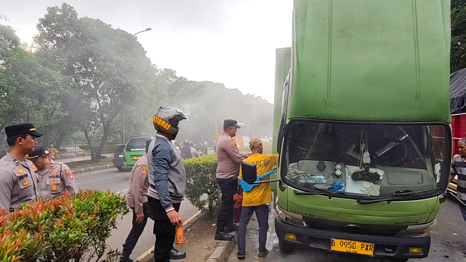 Truk Box Terbakar di Pasar Tanah Tinggi Polisi Evakuasi Sopir. - thewasesanews.com