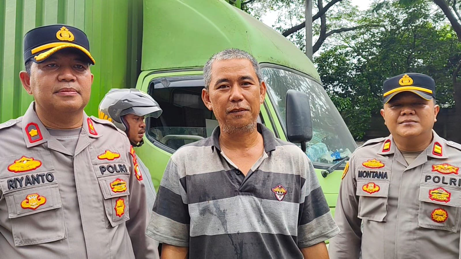 Truk Box Terbakar di Pasar Tanah Tinggi Polisi Evakuasi Sopir. - thewasesanews.com