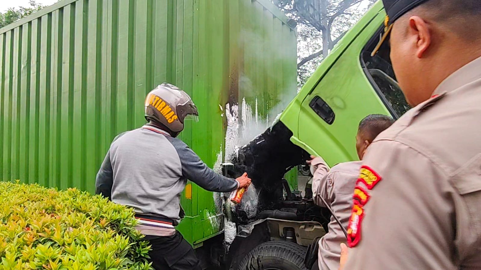 Truk Box Terbakar di Pasar Tanah Tinggi Polisi Evakuasi Sopir. - thewasesanews.com