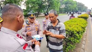 Truk Box Terbakar di Pasar Tanah Tinggi Polisi Evakuasi Sopir. - thewasesanews.com