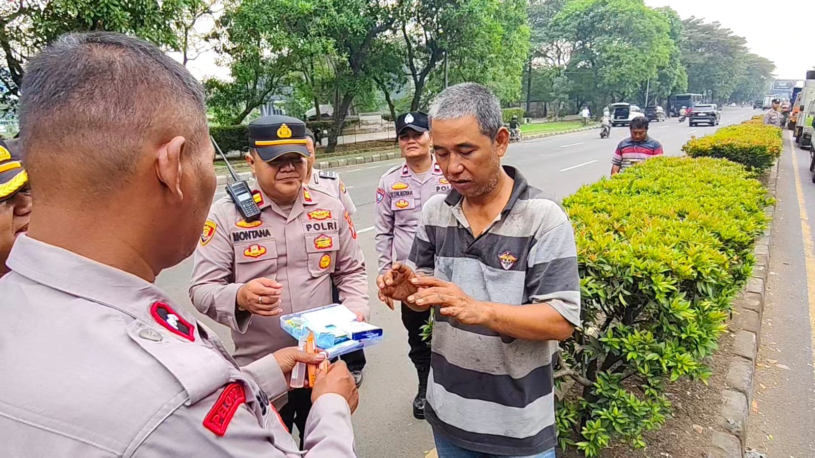 Truk Box Terbakar di Pasar Tanah Tinggi Polisi Evakuasi Sopir. - thewasesanews.com