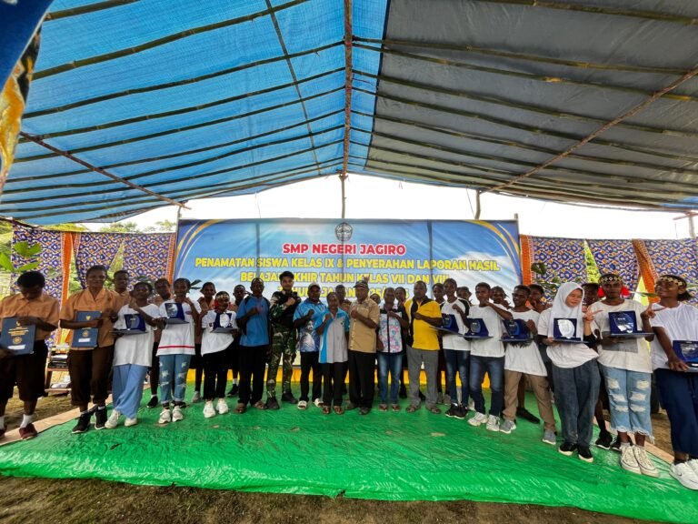 Kelulusan SMP Distrik Jagiro Teluk Bintuni Berlangsung Penuh Haru. - thewasesanews.com