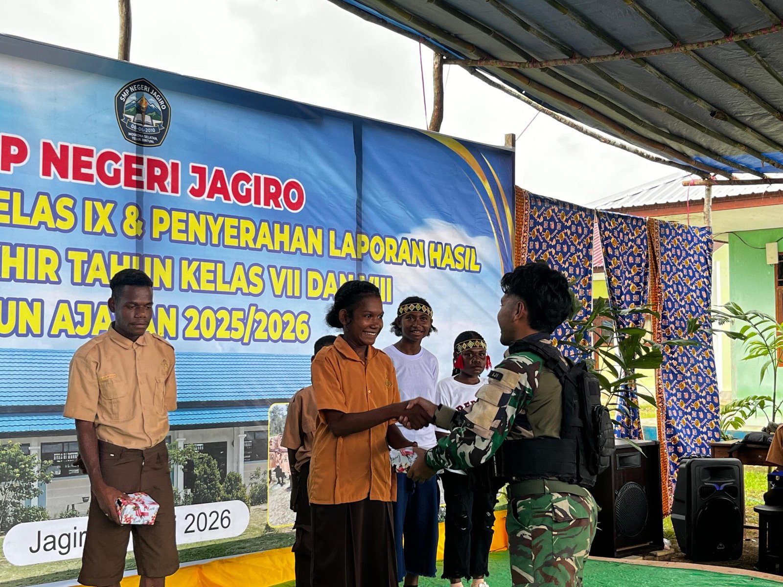 Kelulusan SMP Distrik Jagiro Teluk Bintuni Berlangsung Penuh Haru. - thewasesanees.com