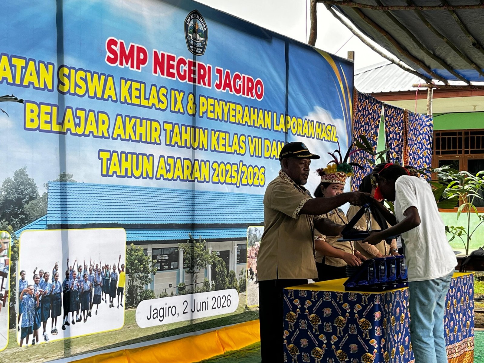 Kelulusan SMP Distrik Jagiro Teluk Bintuni Berlangsung Penuh Haru. - thewasesanews.com
